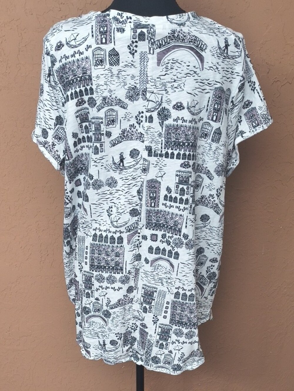 Cynthia Rowley Women's Venice Cityscape Black & White Illustrated V-Neck Tee 2X - Picture 6 of 6
